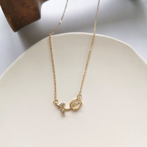 Golden Rose Tulips Flower Rosebud Necklace - Picture 2 of 9